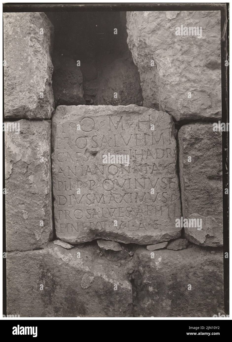 Unbekannter Fotograf, Steinfragment mit Inschrift in Baalbek (ohne Dat.): Ansicht. Foto, 18,1 x 13,1 cm (einschließlich Scankanten) unbekannt. Fotograf : Steinfrag mit Inschrift in Baalbek (ohne DAT.) Stockfoto