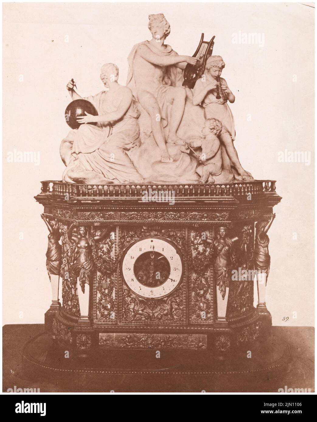 Unbekannter Fotograf, Berliner Stadtpalast. Uhr mit Porzellanaufsatz (allegorische Gruppe) (1890): Ansicht. Foto, 25,8 x 20,8 cm (einschließlich Scankanten) unbekannt. Fotograf : Berliner Stadtschloss. Uhr mit Porzellanaufsatz (Allegoriengruppe) (1890) Stockfoto