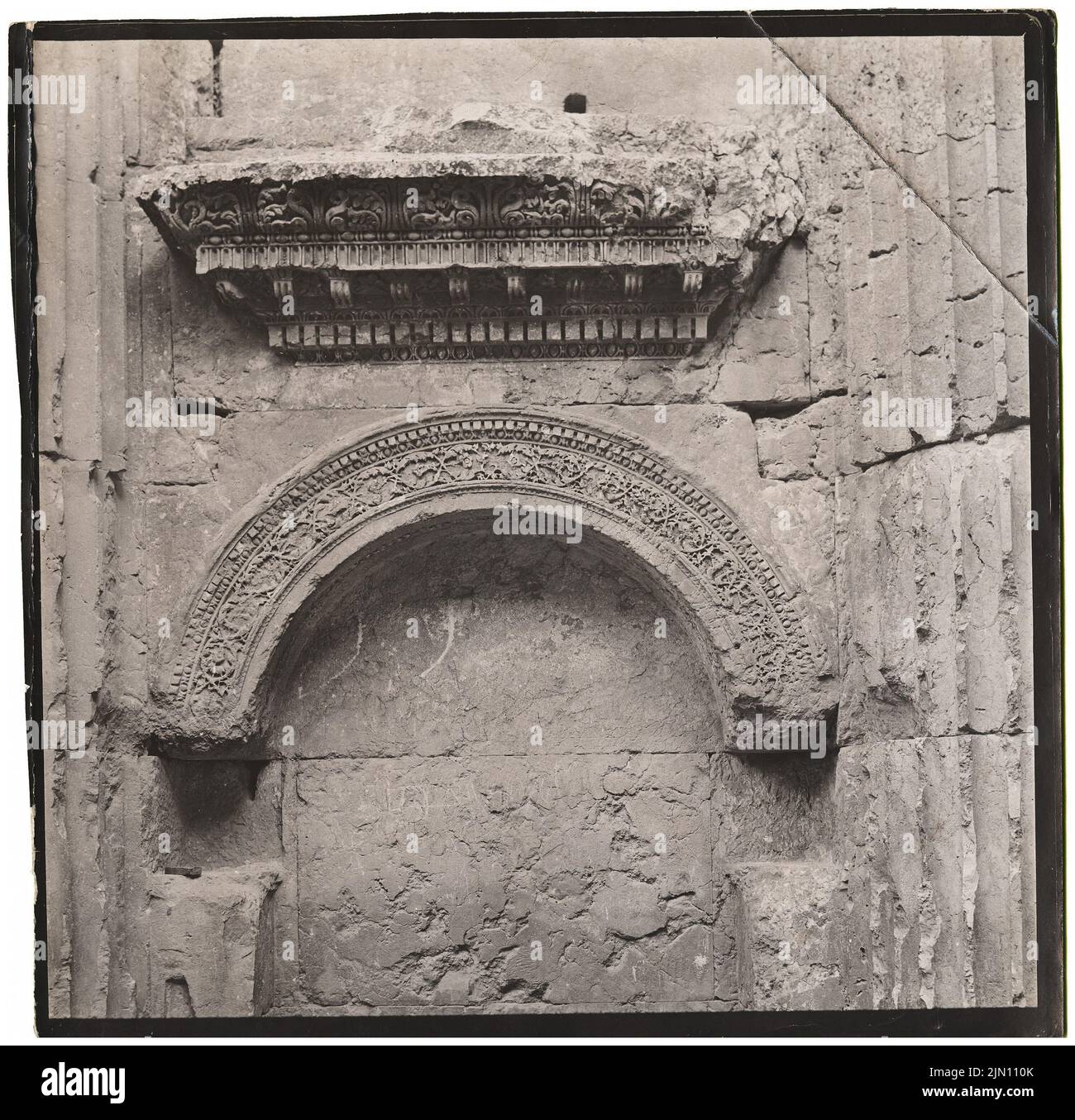 Unbekannter Fotograf, bacchus-Tempel in Baalbek (ohne Datum): Innen, Rundbogen, über Giebel. Foto, 20,2 x 20,7 cm (einschließlich Scankanten) unbekannt. Fotograf : Bacchustempel in Baalbek (ohne DAT.) Stockfoto