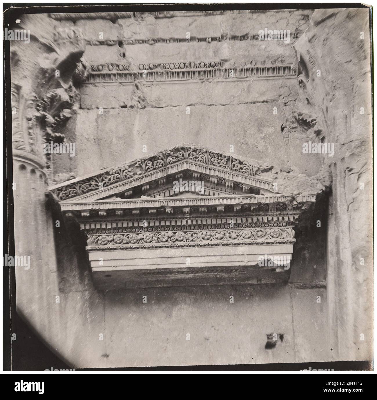 Unbekannter Fotograf, bacchus-Tempel in Baalbek (ohne Datum): Innen, dreieckiger Giebel. Foto, 19,9 x 20 cm (einschließlich Scankanten) unbekannt. Fotograf : Bacchustempel in Baalbek (ohne DAT.) Stockfoto