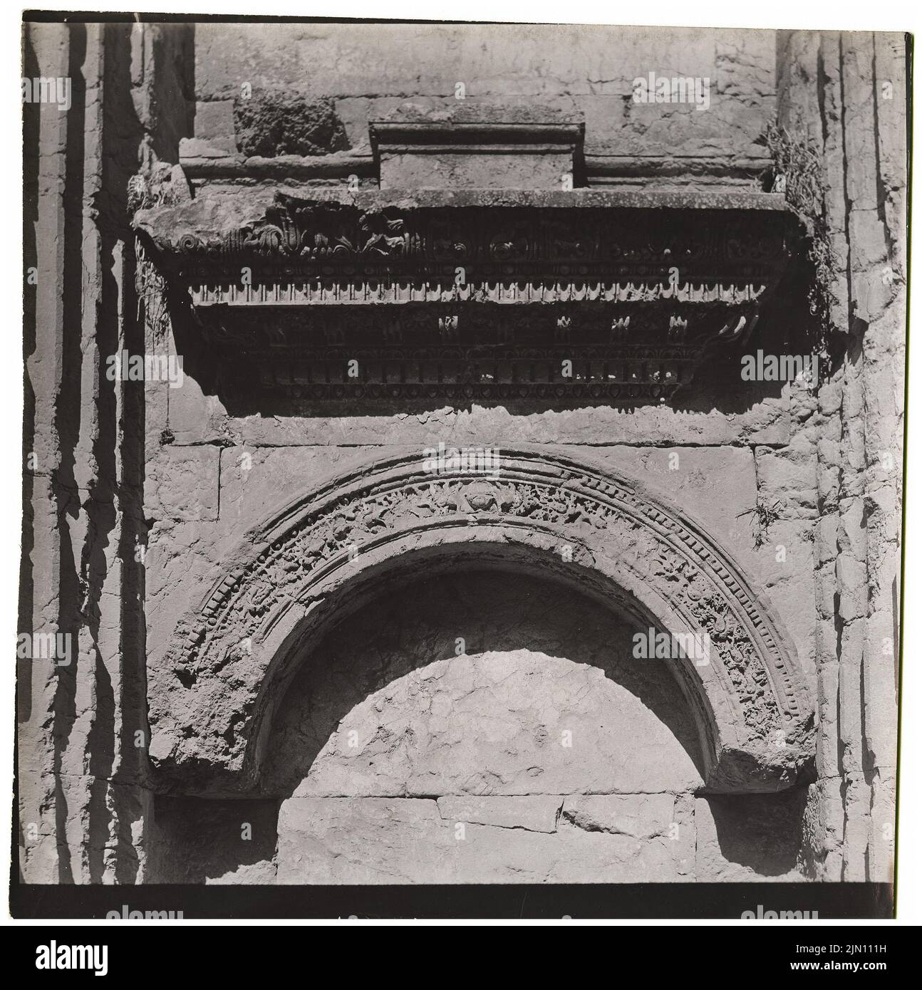 Unbekannter Fotograf, bacchus-Tempel in Baalbek (ohne Datum): Innen, Rundbogen, über Giebel. Foto, 20 x 19,9 cm (einschließlich Scankanten) unbekannt. Fotograf : Bacchustempel in Baalbek (ohne DAT.) Stockfoto