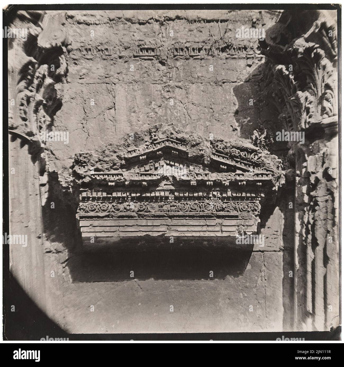 Unbekannter Fotograf, bacchus-Tempel in Baalbek (ohne Datum): Innen, dreieckiger Giebel. Foto, 20 x 20 cm (einschließlich Scankanten) unbekannt. Fotograf : Bacchustempel in Baalbek (ohne DAT.) Stockfoto