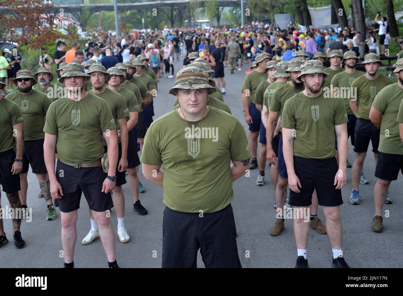 Nicht exklusiv: KIEW, UKRAINE - 05. AUGUST 2022 - die Teilnehmer stehen vor dem Rennen "Ich Laufe nach Asowstal" an, um der in der Ukraine getöteten Kriegsgefangenen zu gedenken Stockfoto