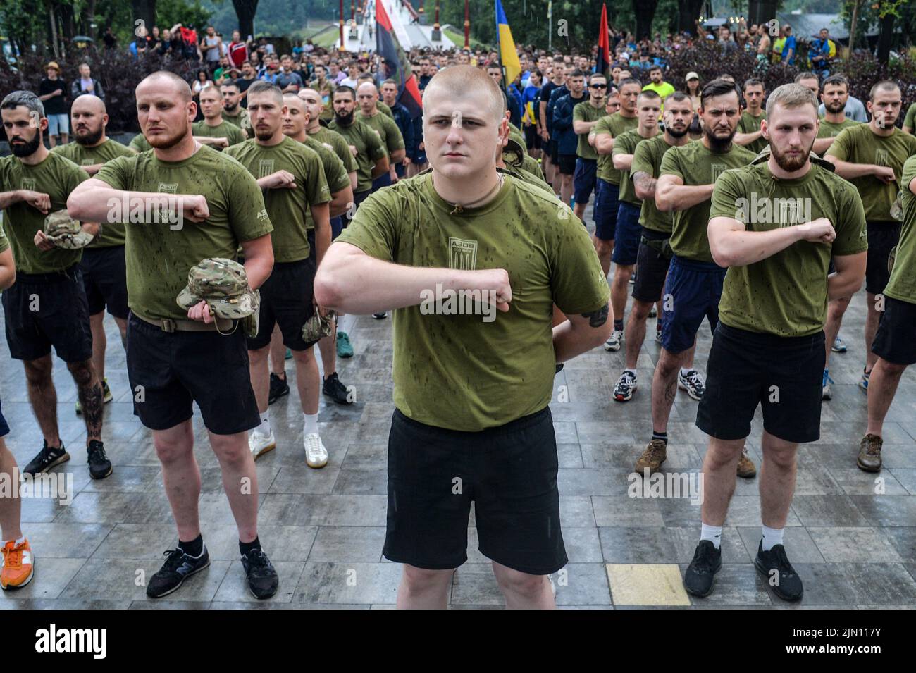 Nicht exklusiv: KIEW, UKRAINE - 05. AUGUST 2022 - die Teilnehmer der Veranstaltung "Ich Laufe für Asowstal" haben sich Fäuste ins Herz gelegt, um der Tötung der Kriegsgefangenen zu gedenken Stockfoto
