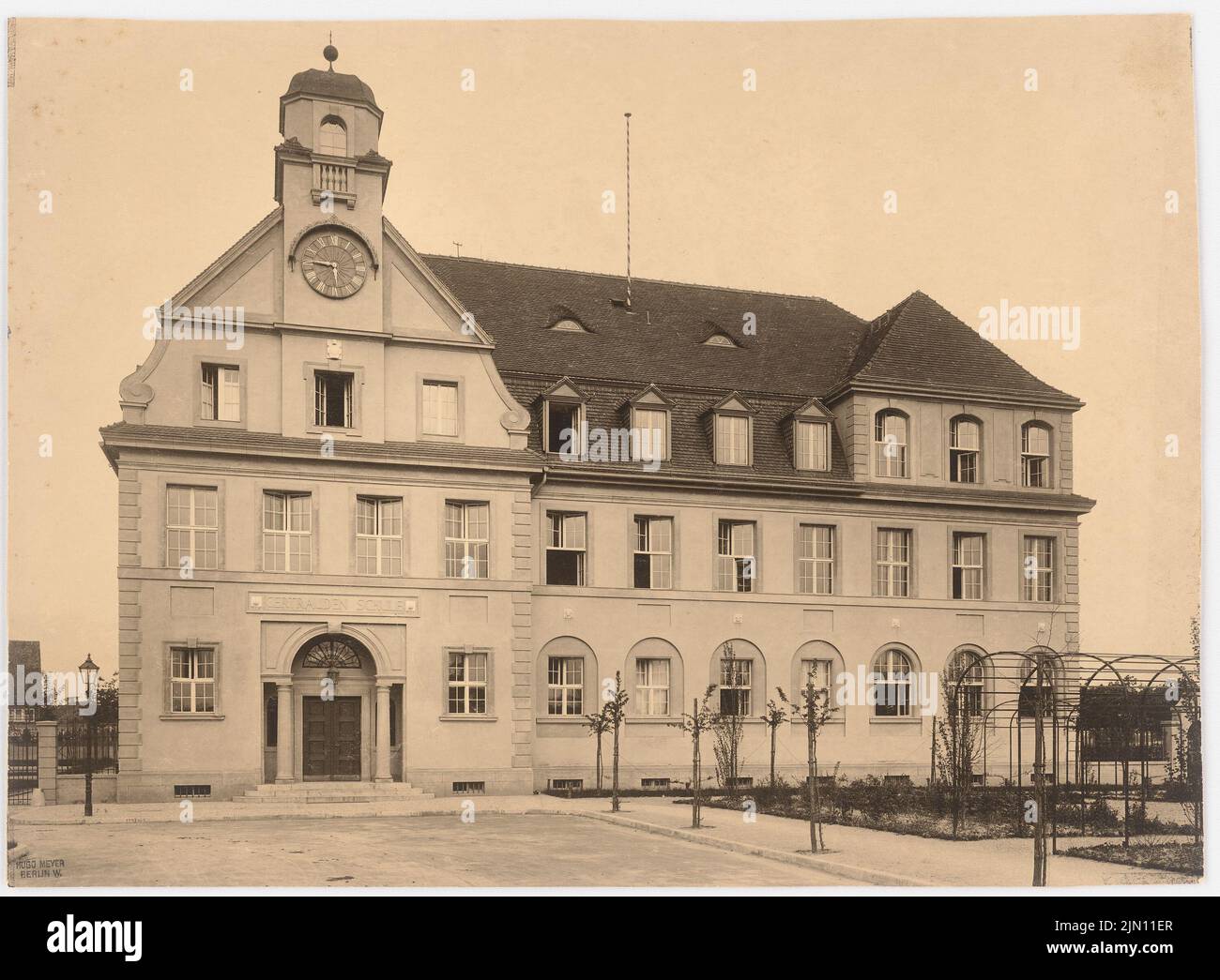 Schweitzer Heinrich (1871-1953), Gertraudenschule, Berlin-Dahlem (1909-1911): Blick auf die Straße. Foto auf Karton, 28,7 x 39,1 cm (inklusive Scankanten) Schweitzer Heinrich (1871-1953): Gertrauden-Schule, Berlin-Dahlem Stockfoto