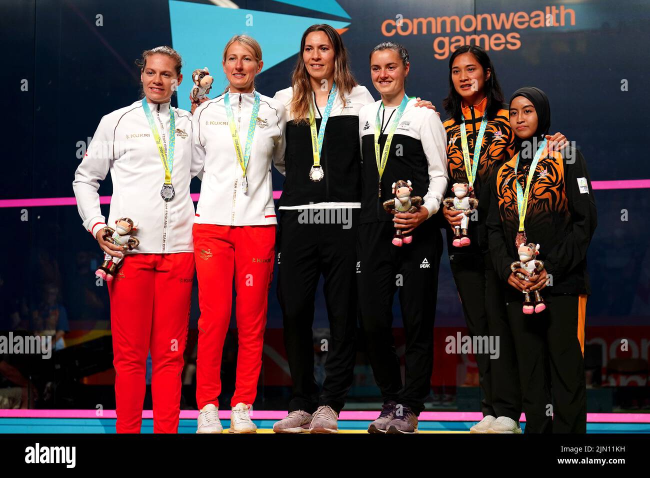 Die Engländerin Sarah-Jane Perry (links) und Alison Waters mit der Silbermedaille, Die Neuseeländer Joelle King und Amanda Landers-Murphy mit der Goldmedaille und die Malaysier Rachel Arnold und Aifa Azman mit der Bronzemedaille nach dem Women's Doubles Gold Medal Match an der University of Birmingham Hockey and Squash Center am 11. Tag der Commonwealth Games 2022 in Birmingham. Bilddatum: Montag, 8. August 2022. Stockfoto