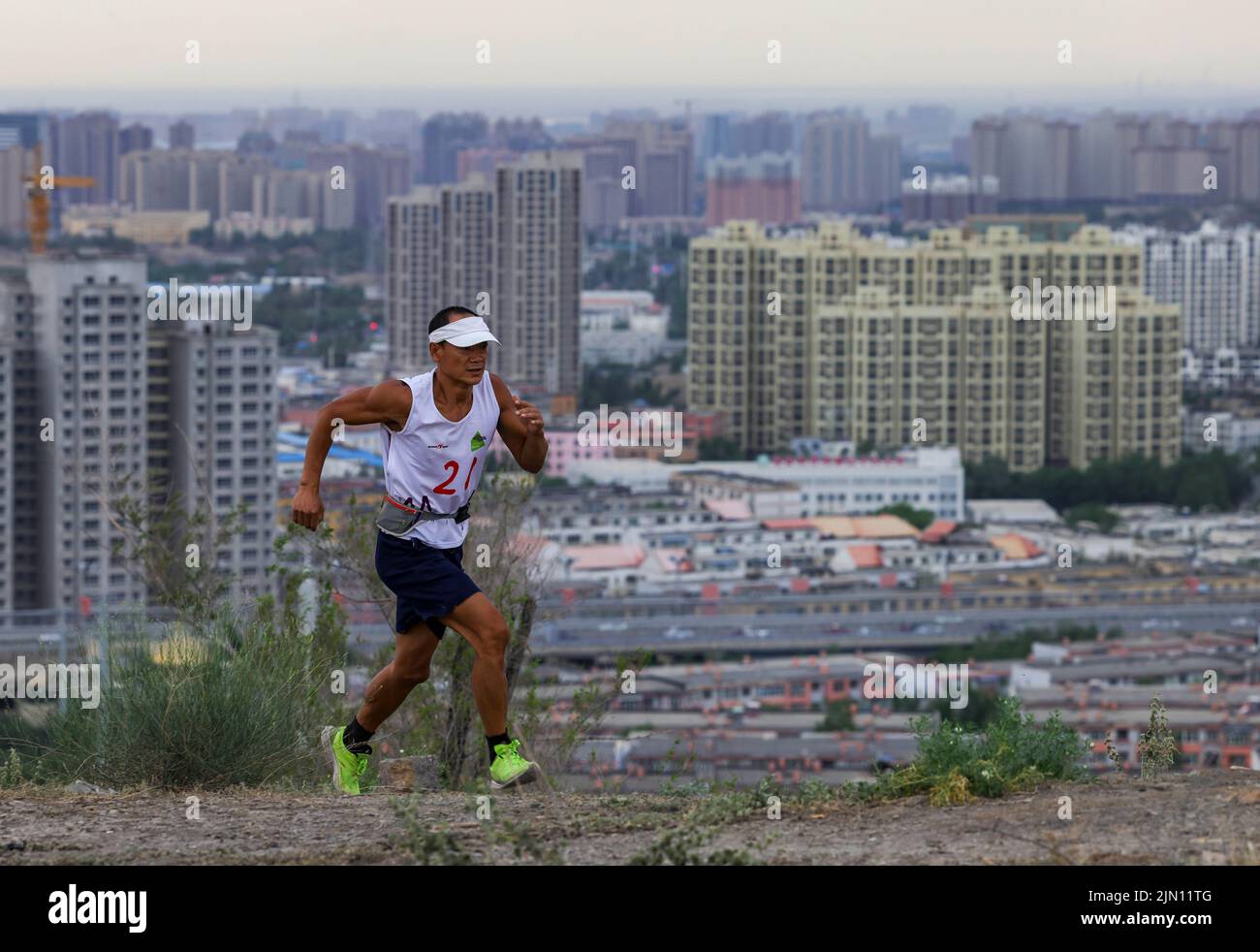 (220808) -- XINJIANG, 8. August 2022 (Xinhua) -- Chen Ruifeng joggt in Urumqi, nordwestlich der Autonomen Region Xinjiang Uygur in China, 14. Juni 2022. Der 52-jährige Chen Ruifeng, der in Xinjiang geboren wurde, ist ein Paragliding-Amateur. Er sagt, dass er sich wie mit seinen eigenen Flügeln fühlt, wenn der Gleitschirm geöffnet wird. Im Jahr 2016 begann Chen Ruifeng, Gleitschirmfliegen zu üben. Später trat er einem lokalen Verein bei und erhielt nach dem Training seine Flugbescheinigung. Als Outdoor-Enthusiast engagiert er sich auch für Trailrunning, Bergsteigen und Eisklettern. Seiner Meinung nach das einzigartige Gelände von Xinjiang, wie Berge, Steppen a Stockfoto