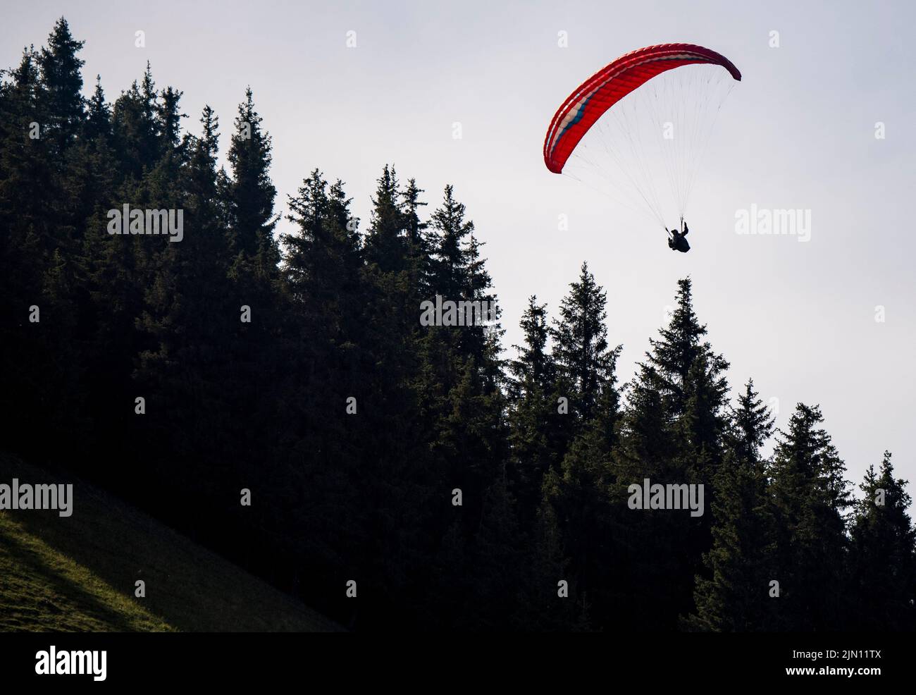 (220808) -- XINJIANG, 8. August 2022 (Xinhua) -- Chen Ruifeng gleitet am Himmel im Bezirk Jimsar, nordwestlich der Autonomen Region Xinjiang Uygur in China, 21. Mai 2022. Der 52-jährige Chen Ruifeng, der in Xinjiang geboren wurde, ist ein Paragliding-Amateur. Er sagt, dass er sich wie mit seinen eigenen Flügeln fühlt, wenn der Gleitschirm geöffnet wird. Im Jahr 2016 begann Chen Ruifeng, Gleitschirmfliegen zu üben. Später trat er einem lokalen Verein bei und erhielt nach dem Training seine Flugbescheinigung. Als Outdoor-Enthusiast engagiert er sich auch für Trailrunning, Bergsteigen und Eisklettern. Seiner Meinung nach, das einzigartige Gelände von Xinjiang, wie m Stockfoto