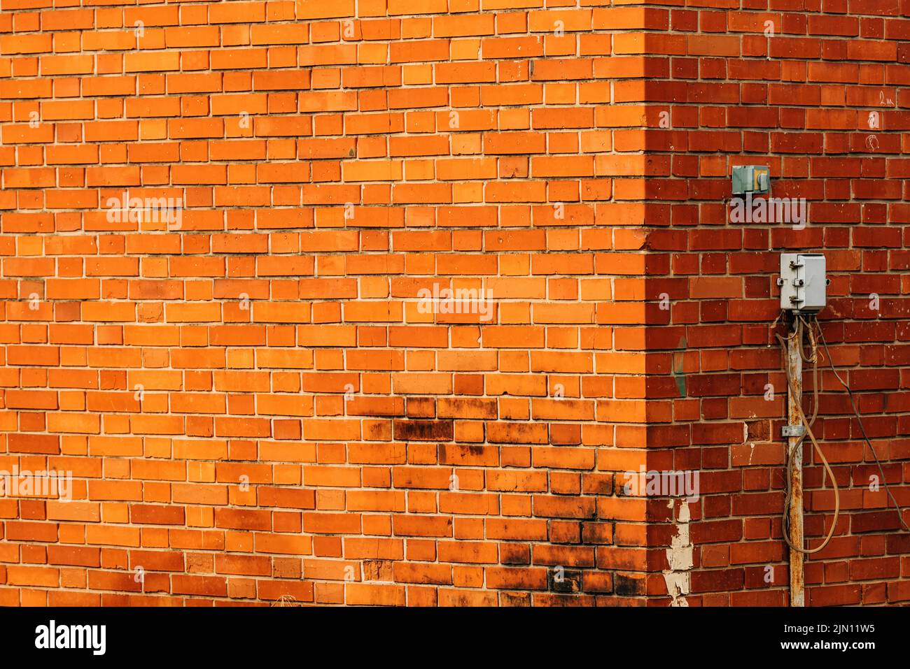 Industriegebäude Ziegelwand mit elektrischen Drähten und Schaltern an der Außenseite, Kopierraum enthalten Stockfoto