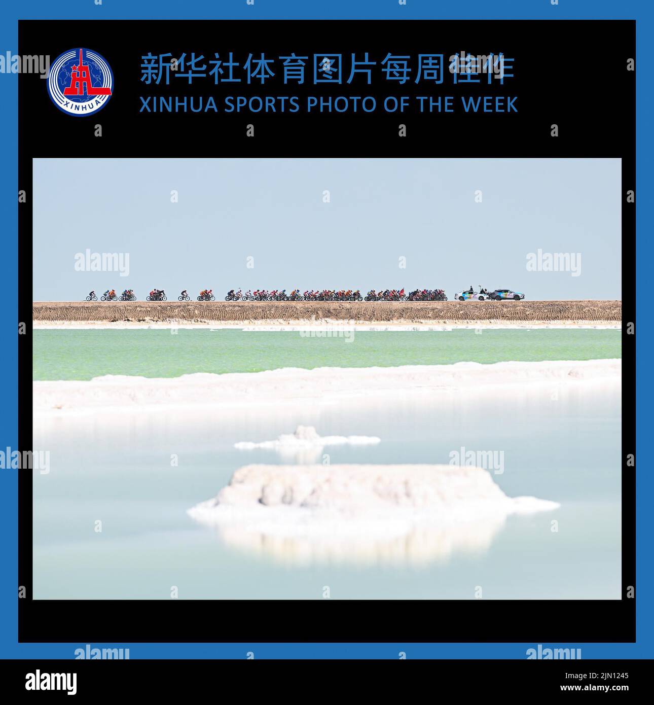 Peking, Teilnehmer kamen während der 8. Etappe des Radrennens der Tour 21. des Qinghai Lake 2022 in der nordwestlichen chinesischen Provinz Qinghai. 3. August 2022. XINHUA SPORTFOTO DER WOCHE (vom 1. August bis 7. August 2022) GESENDET am 8. August 2022. Die Teilnehmer kamen während der Etappe 8 der Tour 21. des Radrennens Qinghai Lake 2022 in der nordwestlichen chinesischen Provinz Qinghai, 3. August 2022. Quelle: Zhang Long/Xinhua/Alamy Live News Stockfoto