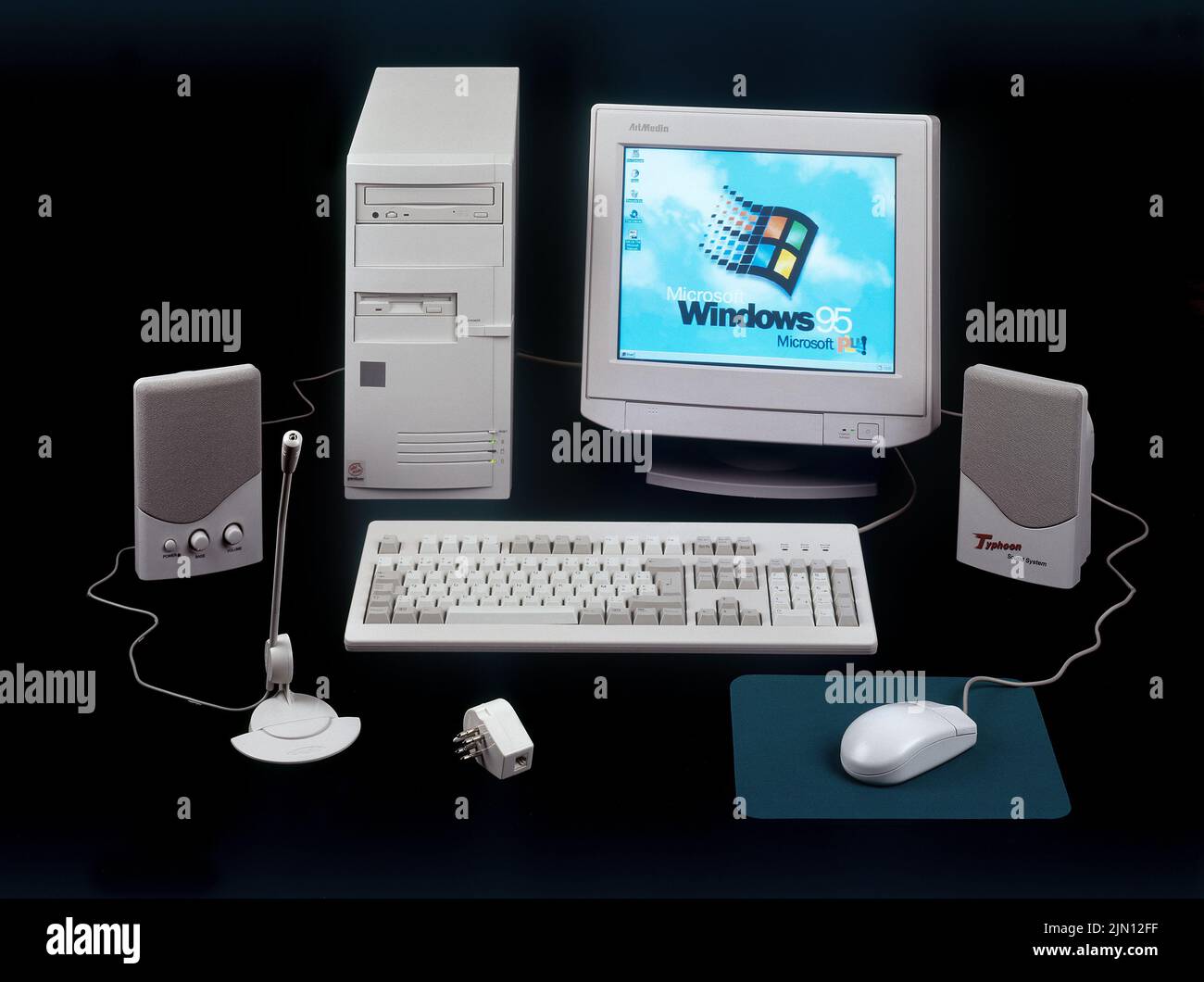 Brüssel, Belgien - 02. August 2022: Neunziger veralteter Tower-pc-Computer und Windows 95-Logo auf dem Bildschirm. Ein altes Betriebssystem von Microsoft Stockfoto