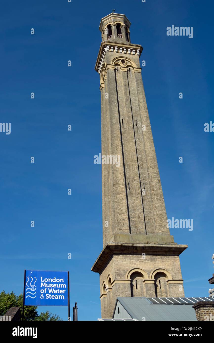 Außen mit Schild des londoner Wasser- und Dampfmuseums brentford, england, mit dem 60 Meter hohen Wasserdruckturm im Hintergrund Stockfoto