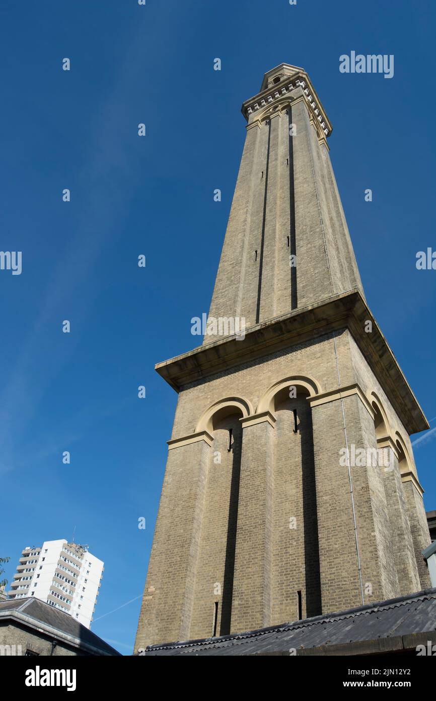 Der 60 Meter hohe Wasserdruckturm aus dem 19.. Jahrhundert, der heute Teil des londoner Museums für Wasser und Dampf, brentford, london, england, ist Stockfoto