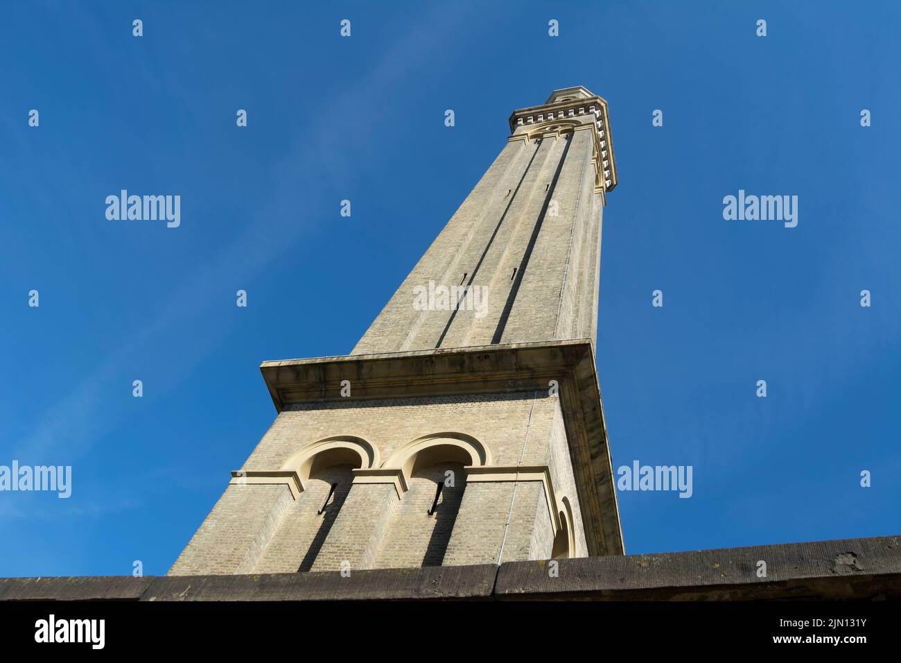 Der 60 Meter hohe Wasserdruckturm aus dem 19.. Jahrhundert, der heute Teil des londoner Museums für Wasser und Dampf, brentford, london, england, ist Stockfoto