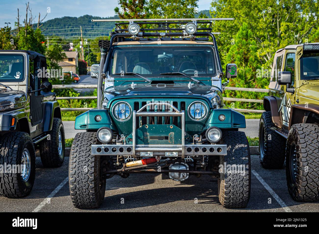 Pigeon Forge, TN - 25. August 2017: Modifiziertes Off Road Jeep Wrangler TJ Soft Top bei einer lokalen Enthusiasten-Rallye. Stockfoto