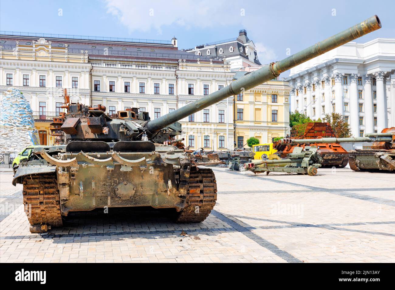 Die militärische Ausrüstung des russischen Feindes wird zur Inspektion auf einem der zentralen Stadtplätze von Kiew ausgestellt. Stockfoto