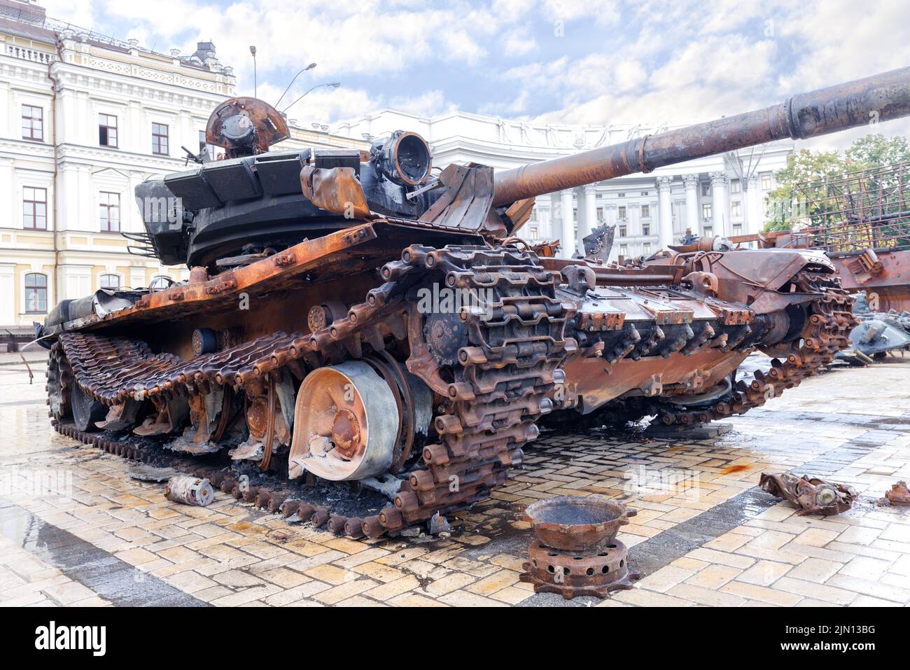 Ein rostiger russischer Panzer, der von der ukrainischen Armee ausgeworfen wurde, ist auf einem der zentralen Plätze der Stadt Kiew zu sehen. Stockfoto
