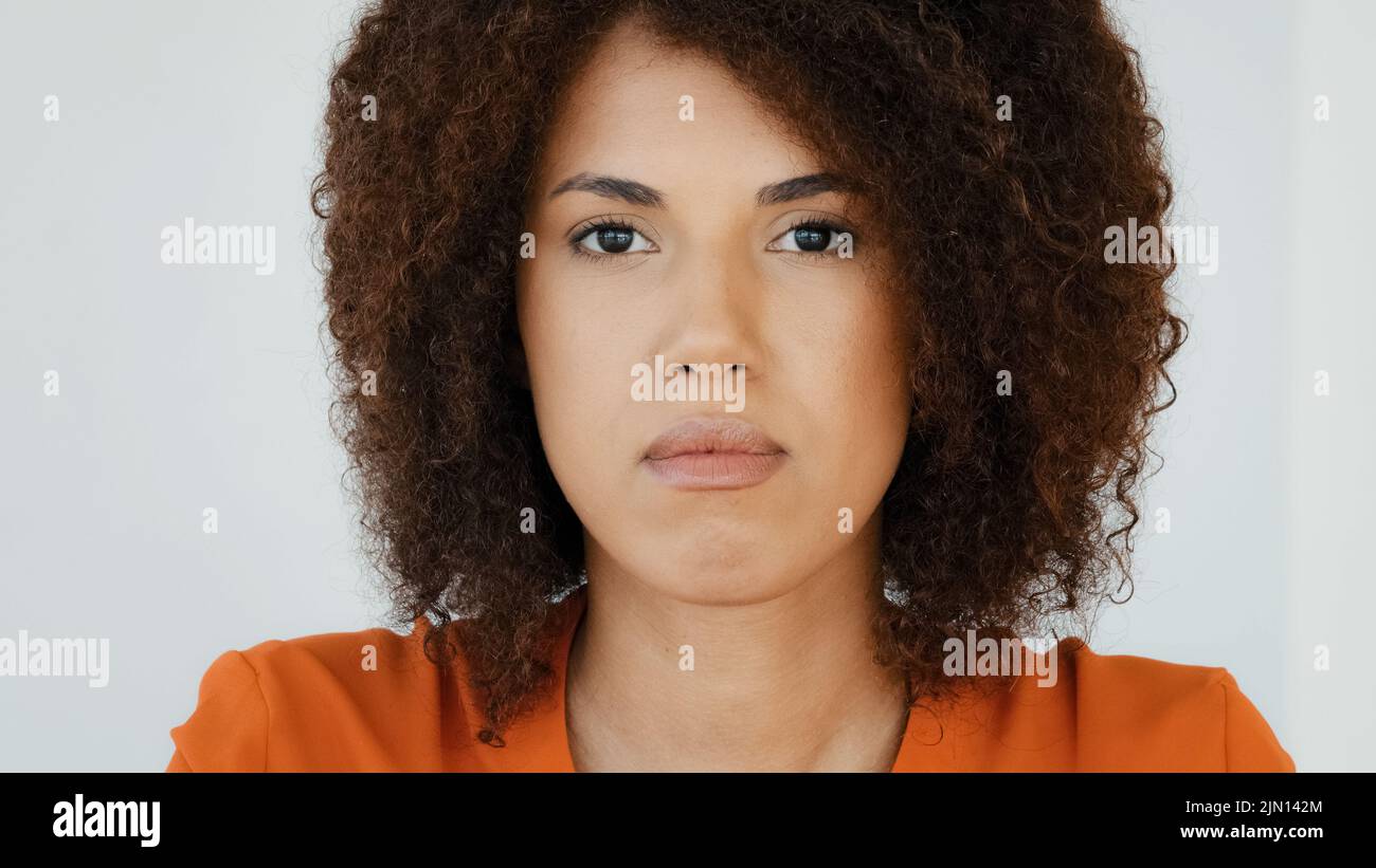 Portrait traurig verärgert wütend weibliches Gesicht afrikanisch frustriert Mädchen mit lockigen Haaren Frau schlechte Laune negative Antwort nein nie sagen, schüttelnd Kopf ablehnen verweigern Stockfoto