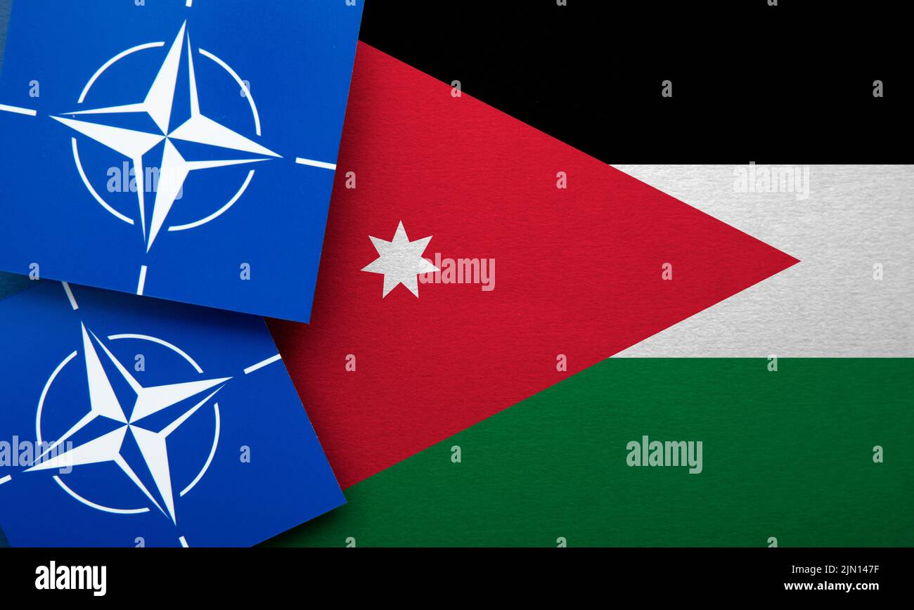 LONDON, Großbritannien - 2022. August: Logo der NATO-Organisation des Nordatlantikvertrags für ein Militärbündnis auf einer jordanischen Flagge Stockfoto