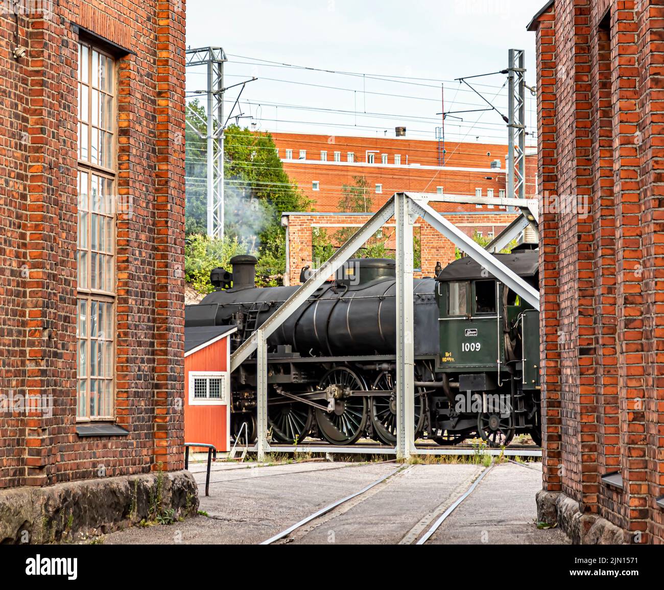 Schnelldampflokomotive der Baureihe HR1 1009 auf der Drehscheibe Pasila in Helsinki, Finnland. Stockfoto