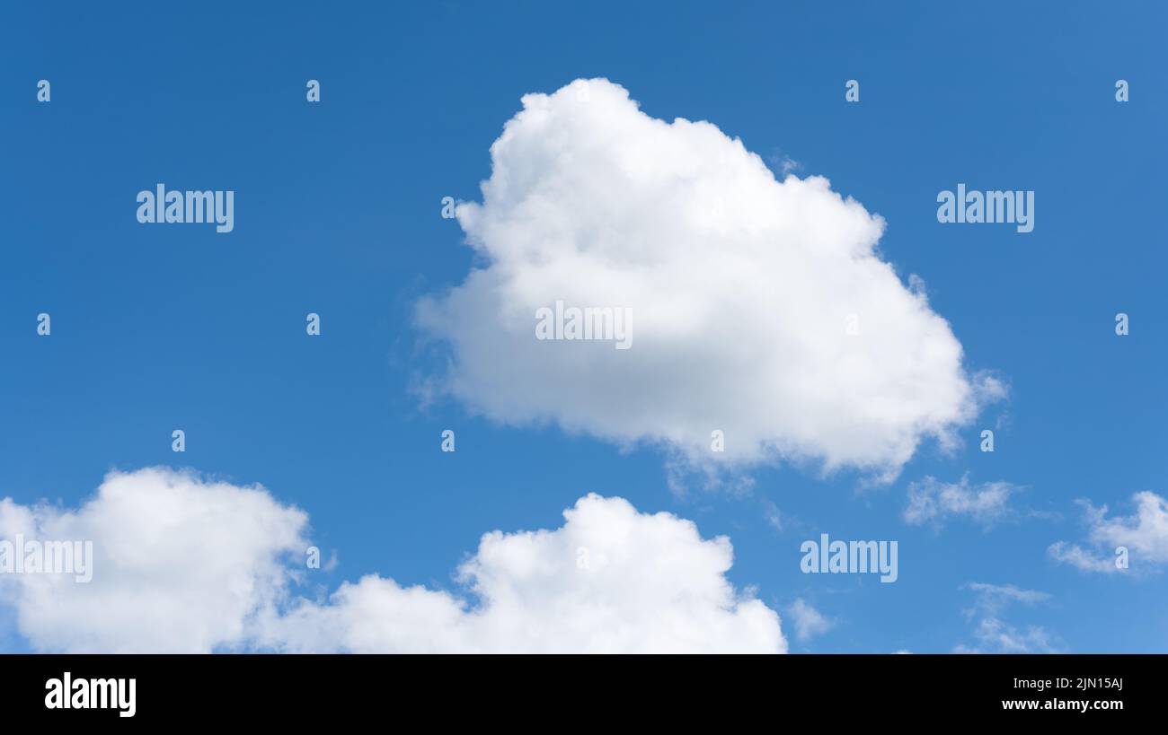 Flauschige weiße Wolken am klaren blauen Himmel Stockfoto