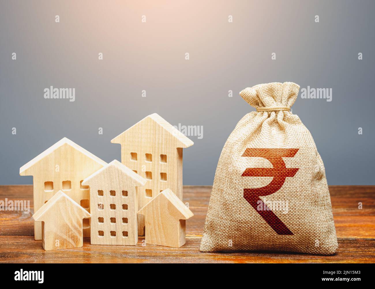 Häuser und indische Rupie Geldbeutel. Kommunales Budget. Überhitzter Markt. Energieeffizienz und Kosten für Heizung und Hausdienstleistungen. Investitionen Stockfoto
