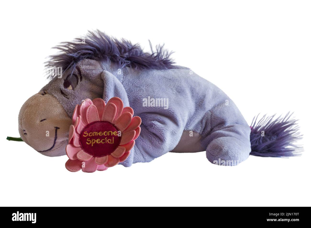 Eeyore weiches Kuscheltier von Winnie the Pooh mit einer speziellen Blume auf weißem Hintergrund Stockfoto