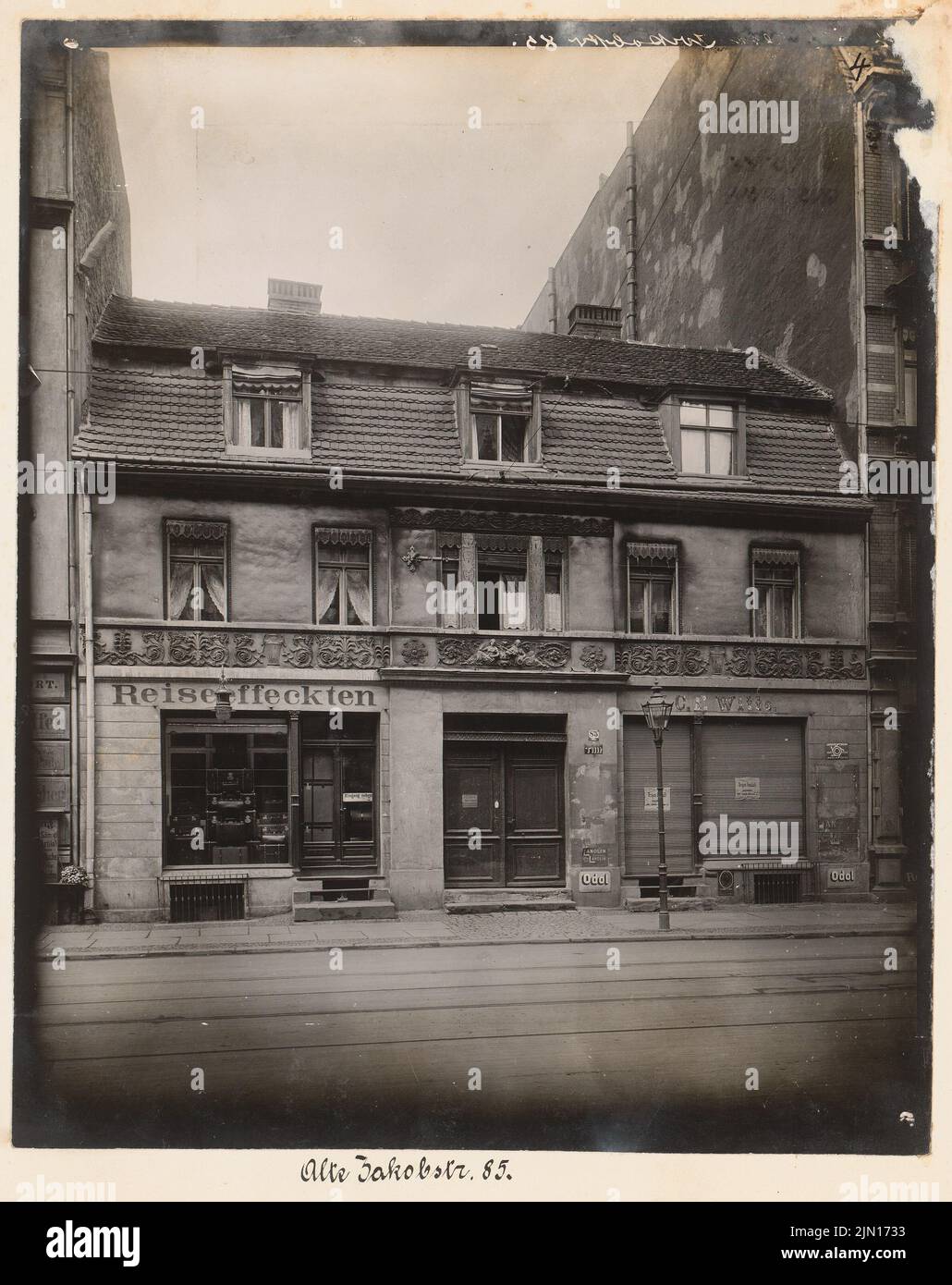 N.N., Niederländische Alte Jakobstraße 85, Berlin-Mitte. (Aus: Julius Kohte, Alt-Berlin, Gebäude in Berlin und Charlottenburg, aufgenommen 1907-1914) (ca. 1810): Aussicht. Foto auf Papier, 31,1 x 24,6 cm (einschließlich Scankanten) N.N. : Wohnhaus Alte Jakobstraße 85, Berlin-Mitte. (Aus: Julius Kohte, Alt-Berlin, Bauwerke in Berlin und Charlottenburg, aufgenommen 1907-1914) Stockfoto