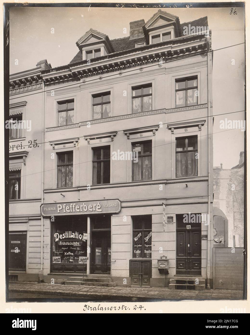N.N., Wohnhaus Stralauer Straße 24, Berlin-Mitte. (Aus: Julius Kohte, Alt-Berlin, Gebäude in Berlin und Charlottenburg, aufgenommen 1907-1914) (ca. 1820): Aussicht. Foto auf Papier, 30,7 x 24,6 cm (einschließlich Scankanten) N.N. : Wohnhaus Stralauer Straße 24, Berlin-Mitte. (Aus: Julius Kohte, Alt-Berlin, Bauwerke in Berlin und Charlottenburg, aufgenommen 1907-1914) Stockfoto