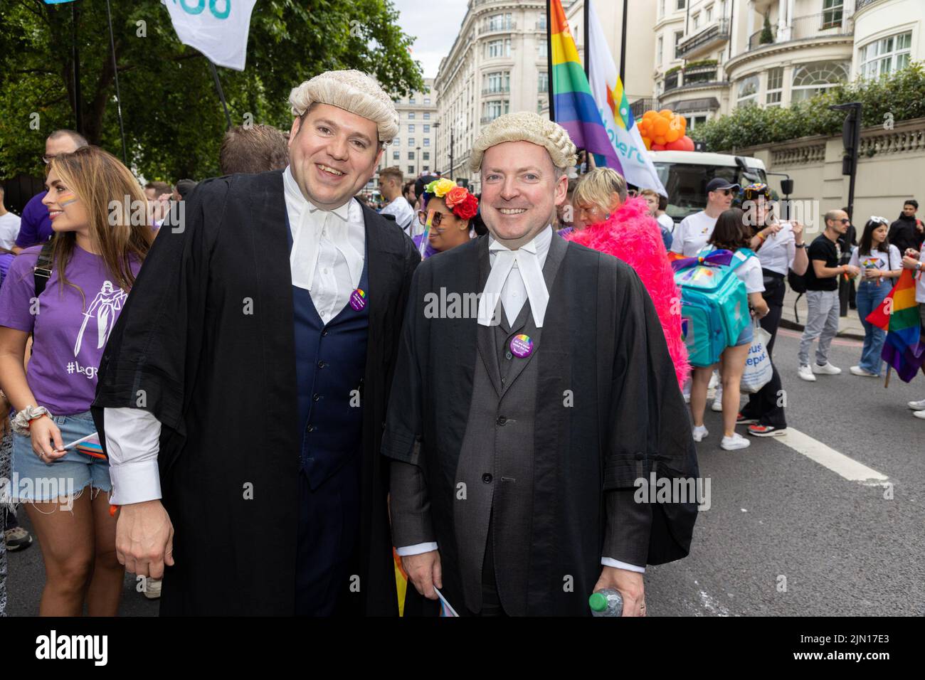 Barristers marschieren als Teil des Legal Blocks in London Pride 2022, gekleidet in traditionelle Kleider und Perücken Stockfoto