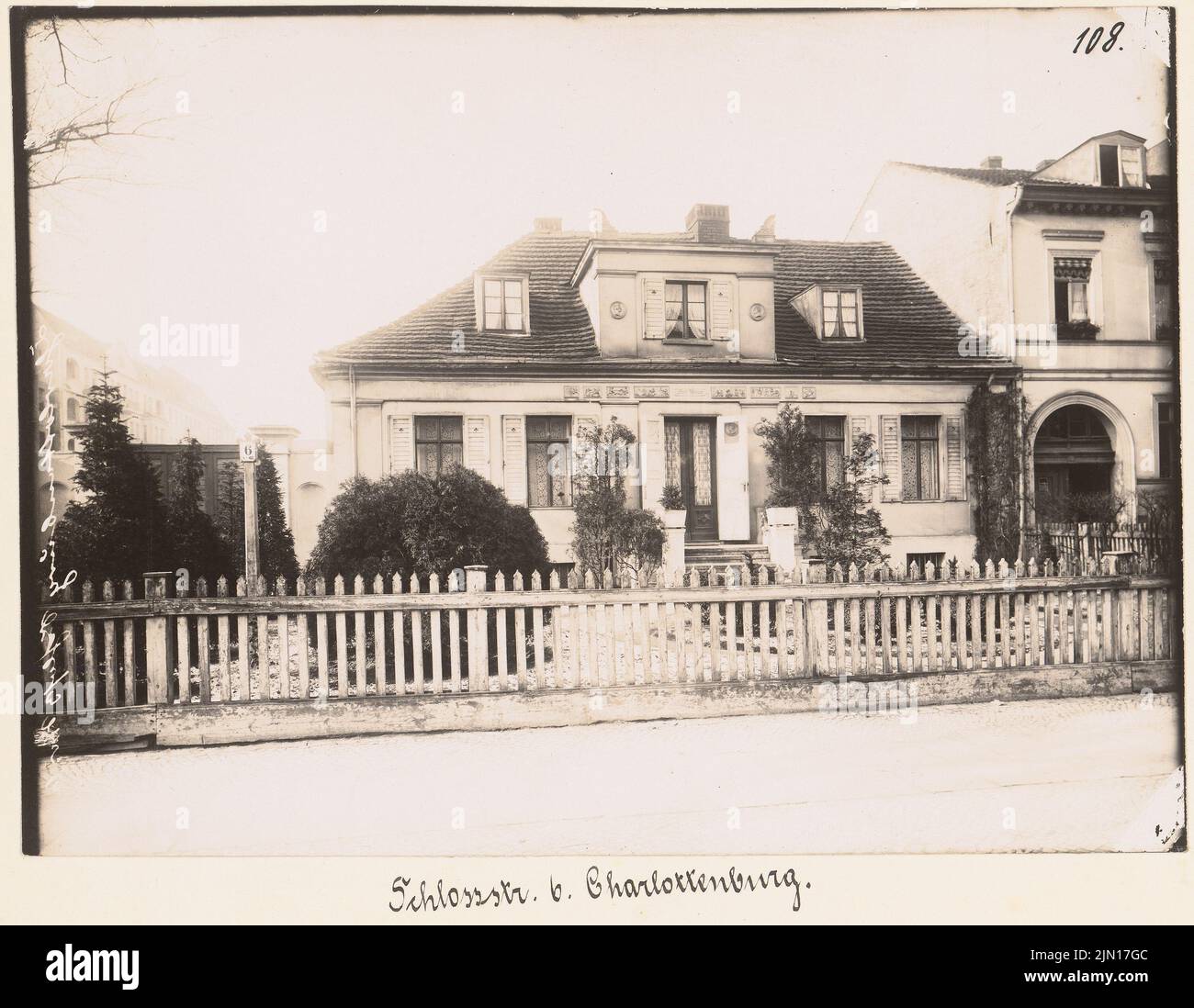 N.N., Landhaus Schlossstraße 6, Berlin-Charlottenburg. (Aus: Julius Kohte, Alt-Berlin, Gebäude in Berlin und Charlottenburg, aufgenommen 1907-1914) (1704): Ansicht. Foto auf Papier, 19 x 24,5 cm (einschließlich Scankanten) N.N. : Landhaus Schlossstraße 6, Berlin-Charlottenburg. (Aus: Julius Kohte, Alt-Berlin, Bauwerke in Berlin und Charlottenburg, aufgenommen 1907-1914) Stockfoto