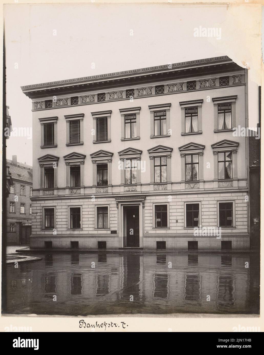 N.N., Wohnhaus Bauhofstraße 7, Berlin-Mitte. (Aus: Julius Kohte, Alt-Berlin, Gebäude in Berlin und Charlottenburg, aufgenommen 1907-1914) (ohne Datum): Ansicht. Foto auf Papier, 30,9 x 24,5 cm (einschließlich Scankanten) N.N. : Wohnhaus Bauhofstraße 7, Berlin-Mitte. (Aus: Julius Kohte, Alt-Berlin, Bauwerke in Berlin und Charlottenburg, aufgenommen 1907-1914) Stockfoto