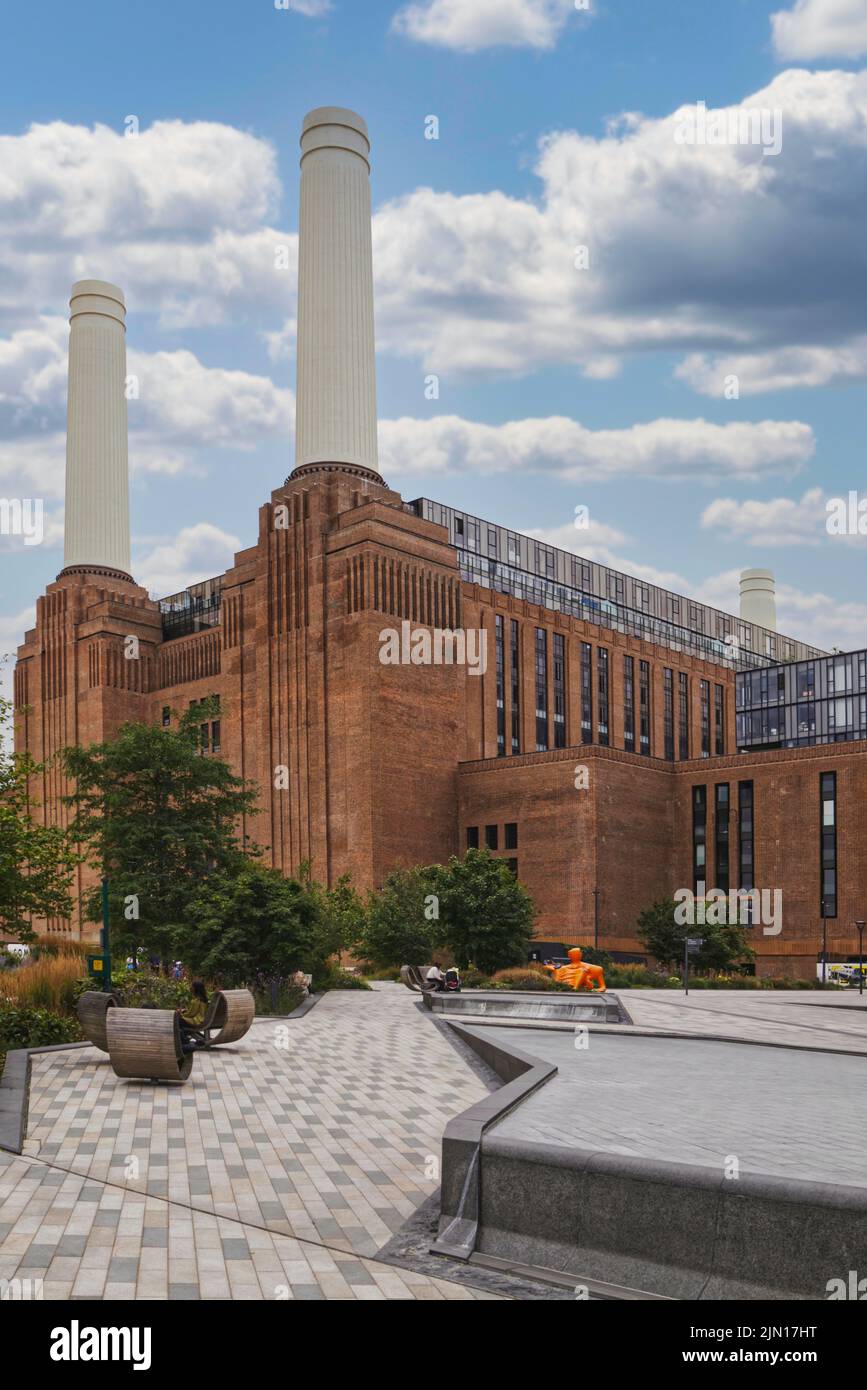 Battersea, London, England, Großbritannien - die Neuentwicklung im Battersea Power Station, die an einem Sommertag gesehen wurde, Portrait-Orientierung Stockfoto