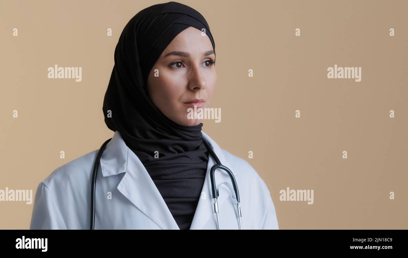 Porträt von nachdenklichen verärgert muslimische arabische junge Frau Arzt islamischen Gynäkologen Wissenschaftler Arzt in Hijab Kopftuch nachdenkliche weibliche medizinische Stockfoto