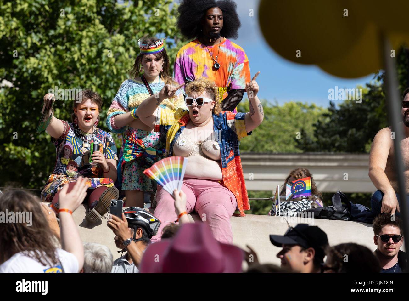Pride London 2022: Der jährliche märz ist ein Fest für die lesbische, schwule, bi-sexuelle, trans-Community. Dieses Foto zeigt, wie Menschen auf den Straßen waten Stockfoto