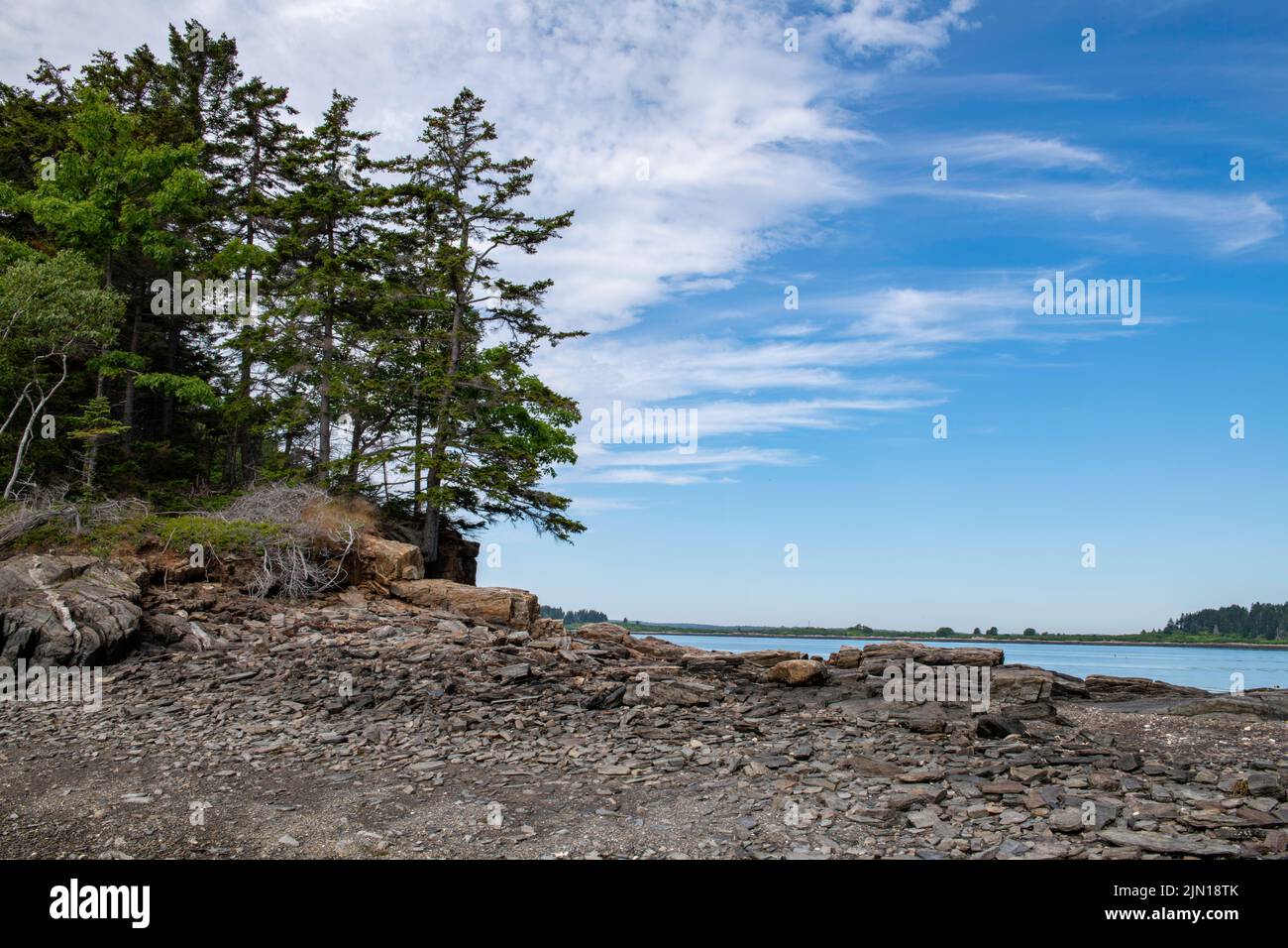 3. Juli 2022. Barnes Island bei Ebbe. Whaleboat Insel in der Ferne. Stockfoto