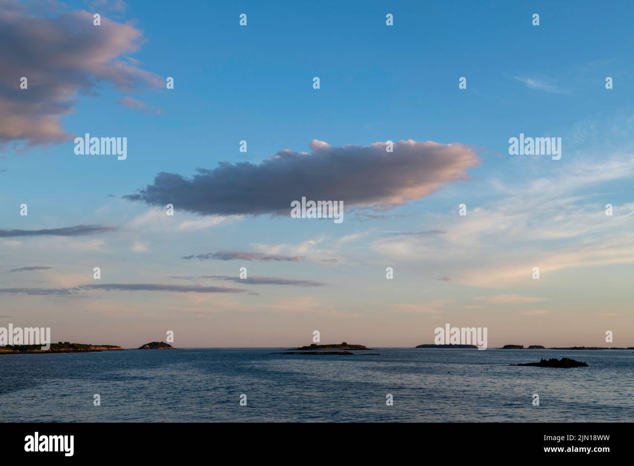 3. Juli 2022. Blick auf kleine Inseln vor Barnes Island. Casco Bay, Maine. Stockfoto