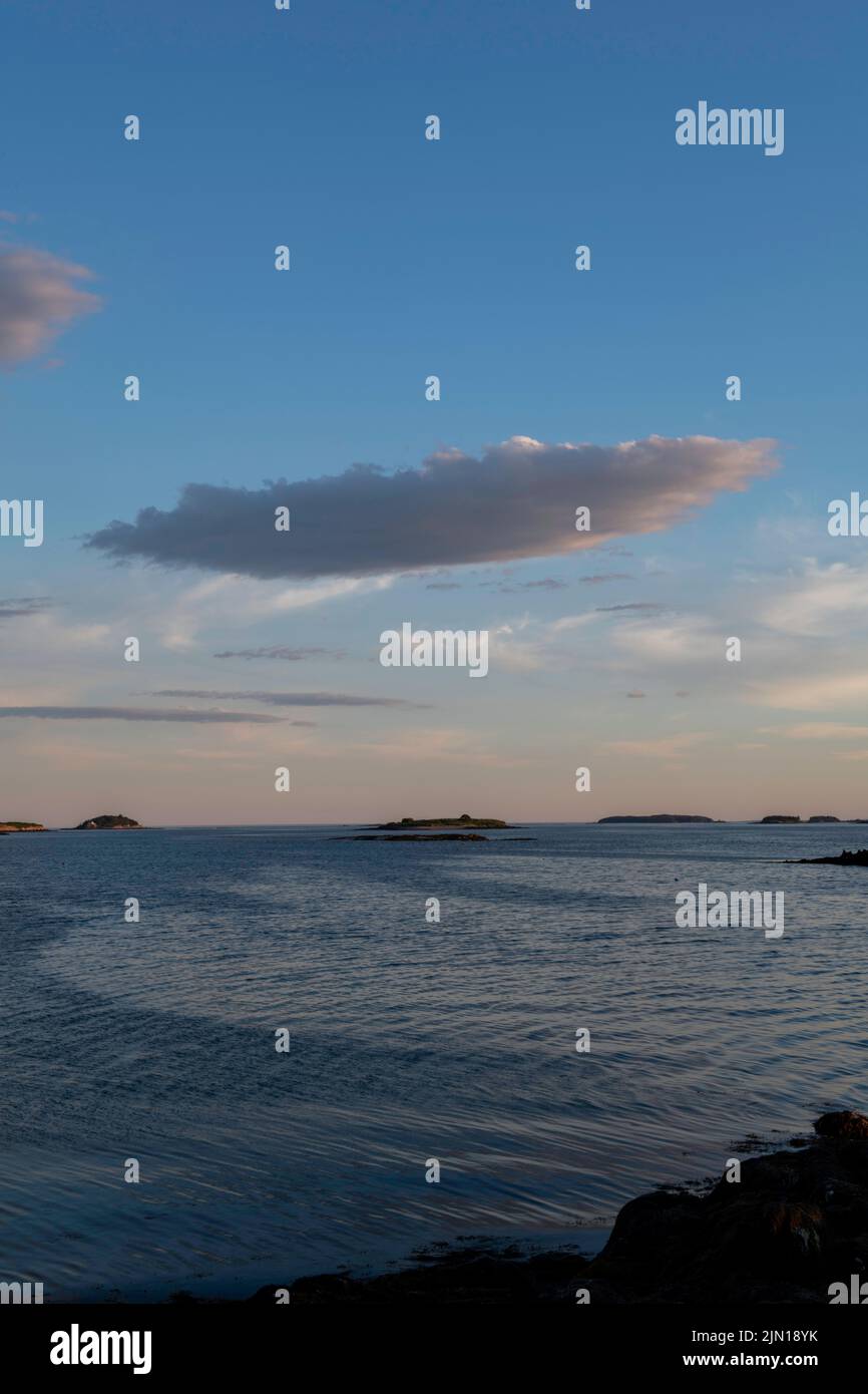 3. Juli 2022. Blick auf kleine Inseln vor Barnes Island. Casco Bay, Maine. Stockfoto