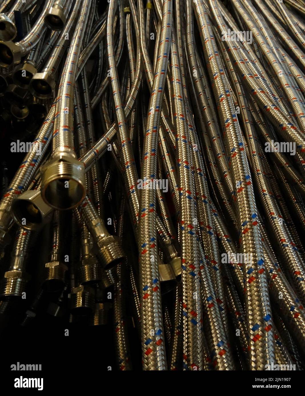Metallgeflecht-Schläuche mit Gewindefittings detailliertes Stock Photo Stockfoto