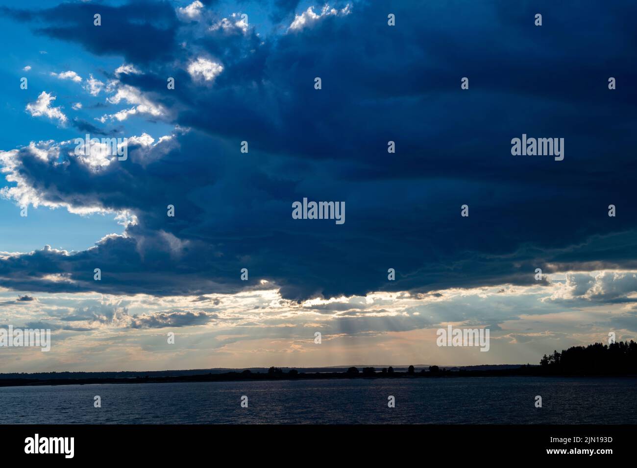 8. Juli 2022. 7:21pm Uhr. Sturm Wolken auf dem Weg. Blick von Barnes Island. Casco Bay, Maine. Rain Storm Series Stockfoto