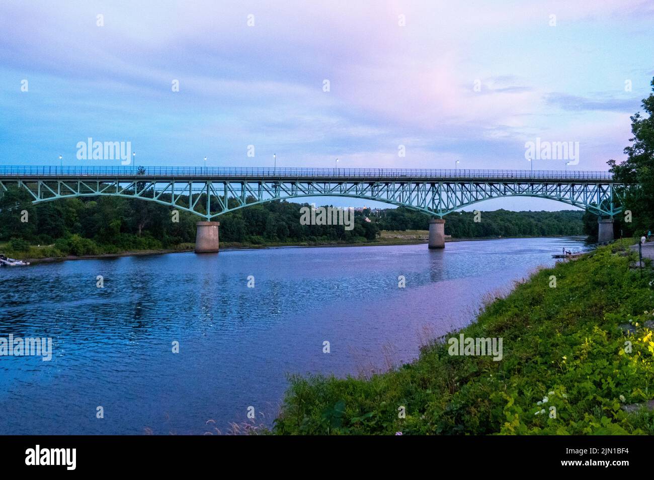 Brücken über den Kennebec Fluss in der Innenstadt von Augusta Maine Stockfoto