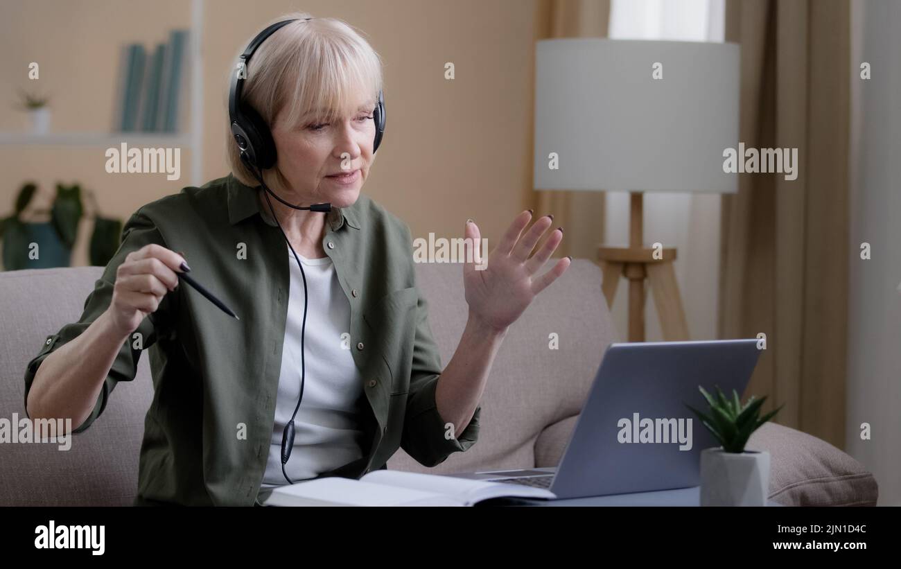 Portrait reife Frau im Headset Lehrer online Mentor Business Trainer Psychologe Gespräch im Headset Senior Business Frau reden Laptop Webcam führen Stockfoto