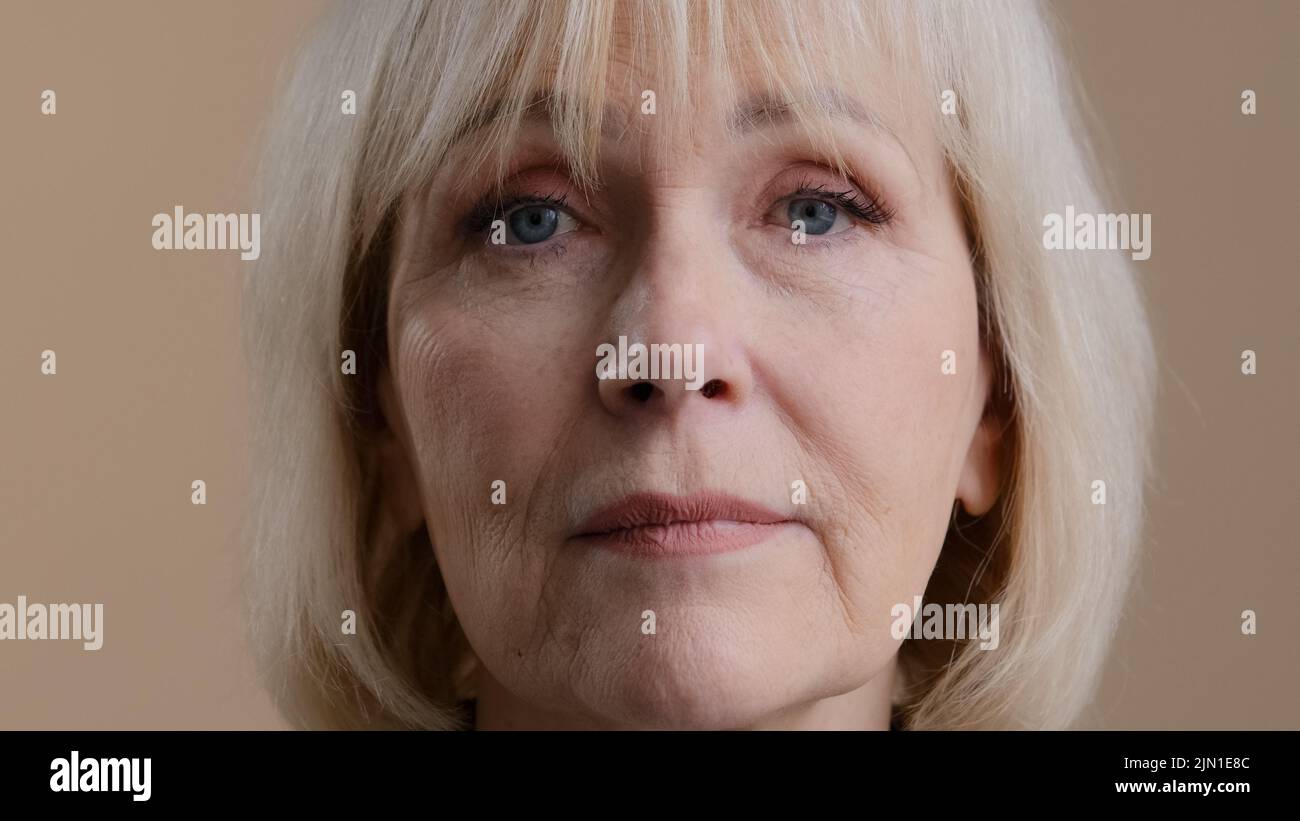 Nahaufnahme weibliches Porträt im Studio innen Kopf Gesicht zerknittert ruhig ernste Oma reifen 60s Frau mittleren Alters blonde Dame ältere Großmutter Stockfoto