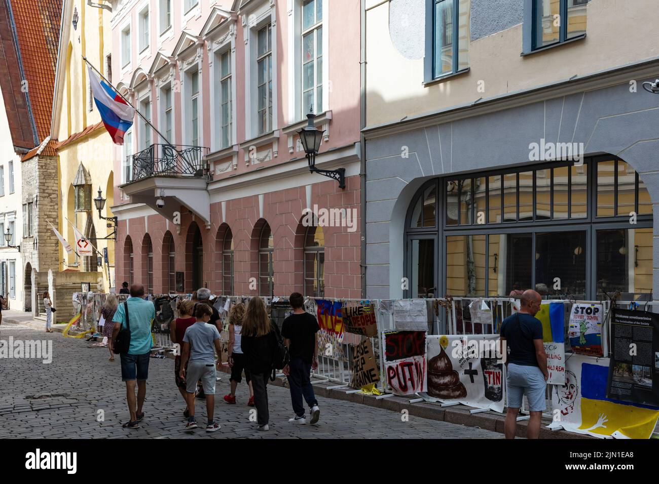 Schriften und Plakate gegen den Krieg in der Ukraine vor der russischen Botschaft in Tallinn, Estland Stockfoto