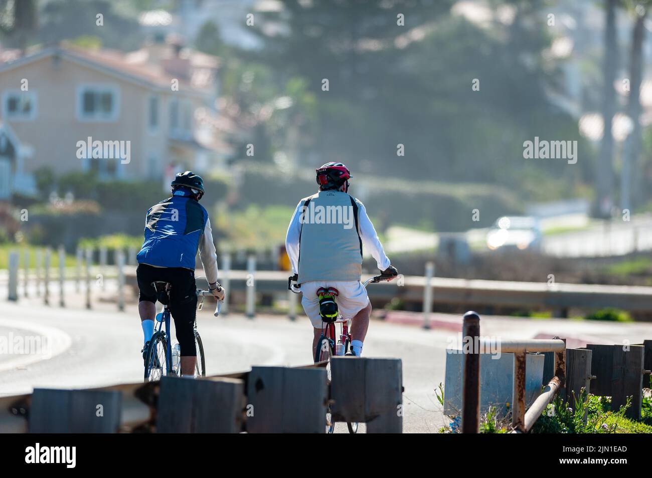 Bestandsbild von Männern auf einer morgendlichen Radtour. San Francisco, Kalifornien, Westküste, Gesundheit, Wellness, Übung Stockfoto