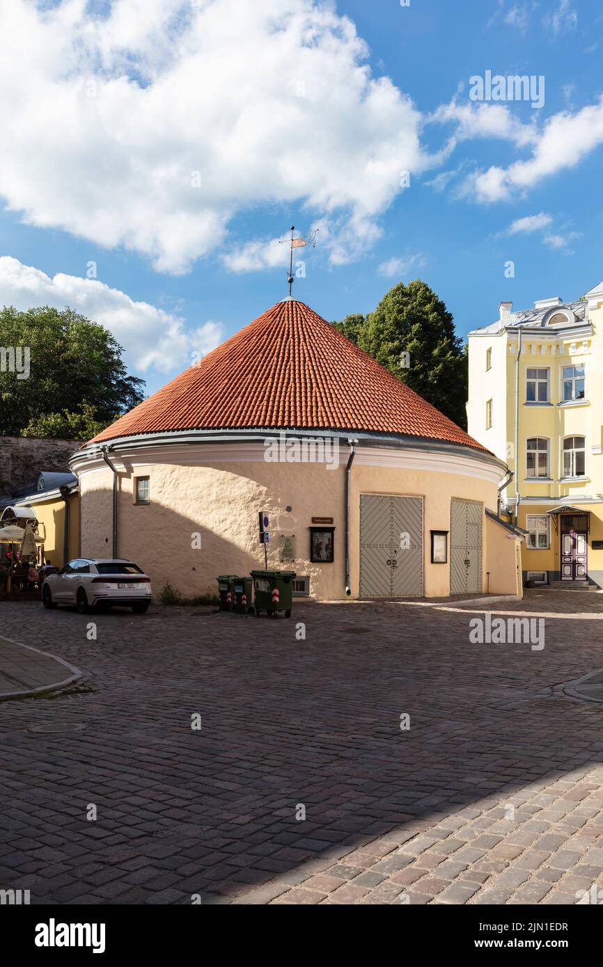 Blick auf die Straße auf das alte Tallinn, Estland. Pferdehühle. Stockfoto