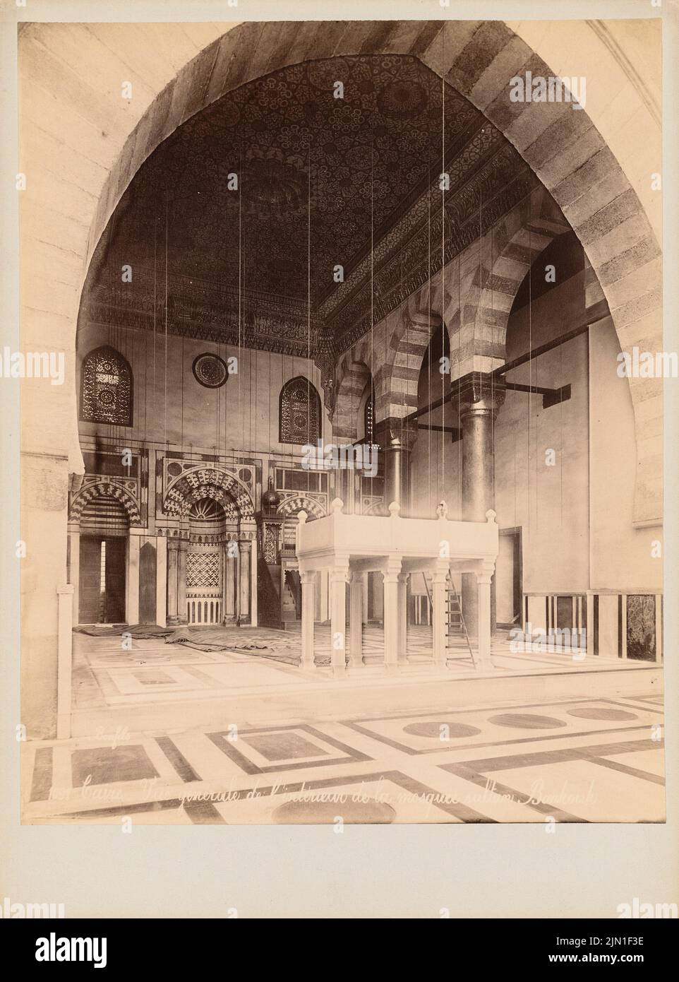 Bonfils Félix (1831-1885), Sultan-Hassan-Moschee in Kairo (ohne Dat.): Innen, Blick in Richtung Mihrab-Nische und Min-Bar. Foto auf Karton, 32 x 23,7 cm (inklusive Scan-Kanten) Bonfils Félix (1831-1885): Sultan Hassan Moschee, Kairo Stockfoto