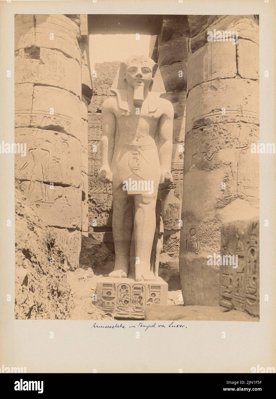 Unbekannter Fotograf, Tempel von Luxor (ohne dat.): Ramses-Statue. Foto auf Karton, 32,1 x 23,8 cm (inklusive Scankanten) unbek. Fotograf : Tempel von Luxor (Theben-Ost) Stockfoto
