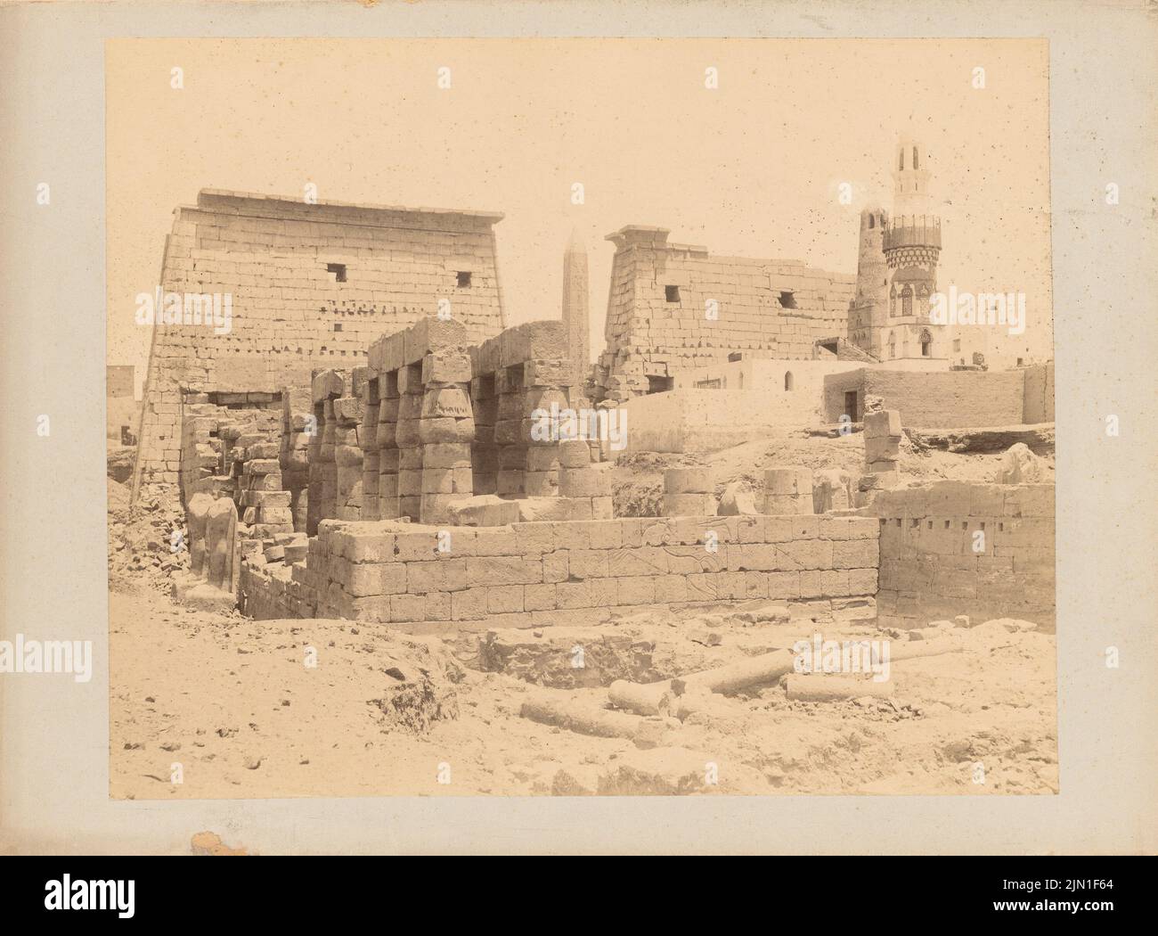 Unbekannter Fotograf, Tempel von Luxor (ohne DAT.): Pylon von Ramses II .. Foto auf Karton, 23,6 x 32 cm (inklusive Scankanten) unbek. Fotograf : Tempel von Luxor (Theben-Ost) Stockfoto