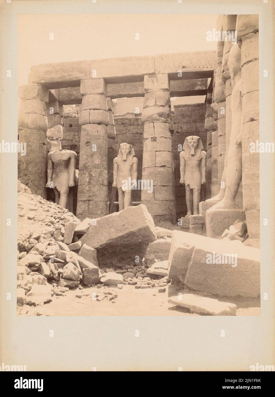 Beato Antonio, Tempel von Luxor (ohne DAT.): Blick auf Kolonnaden und Statuen. Foto auf Karton, 32,4 x 24 cm (inklusive Scan-Kanten) Beato Antonio : Tempel von Luxor (Theben-Ost) Stockfoto
